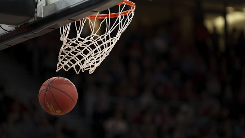 NBA总决赛赛后复盘文章配图 - 篮球运动员在场上激烈对抗